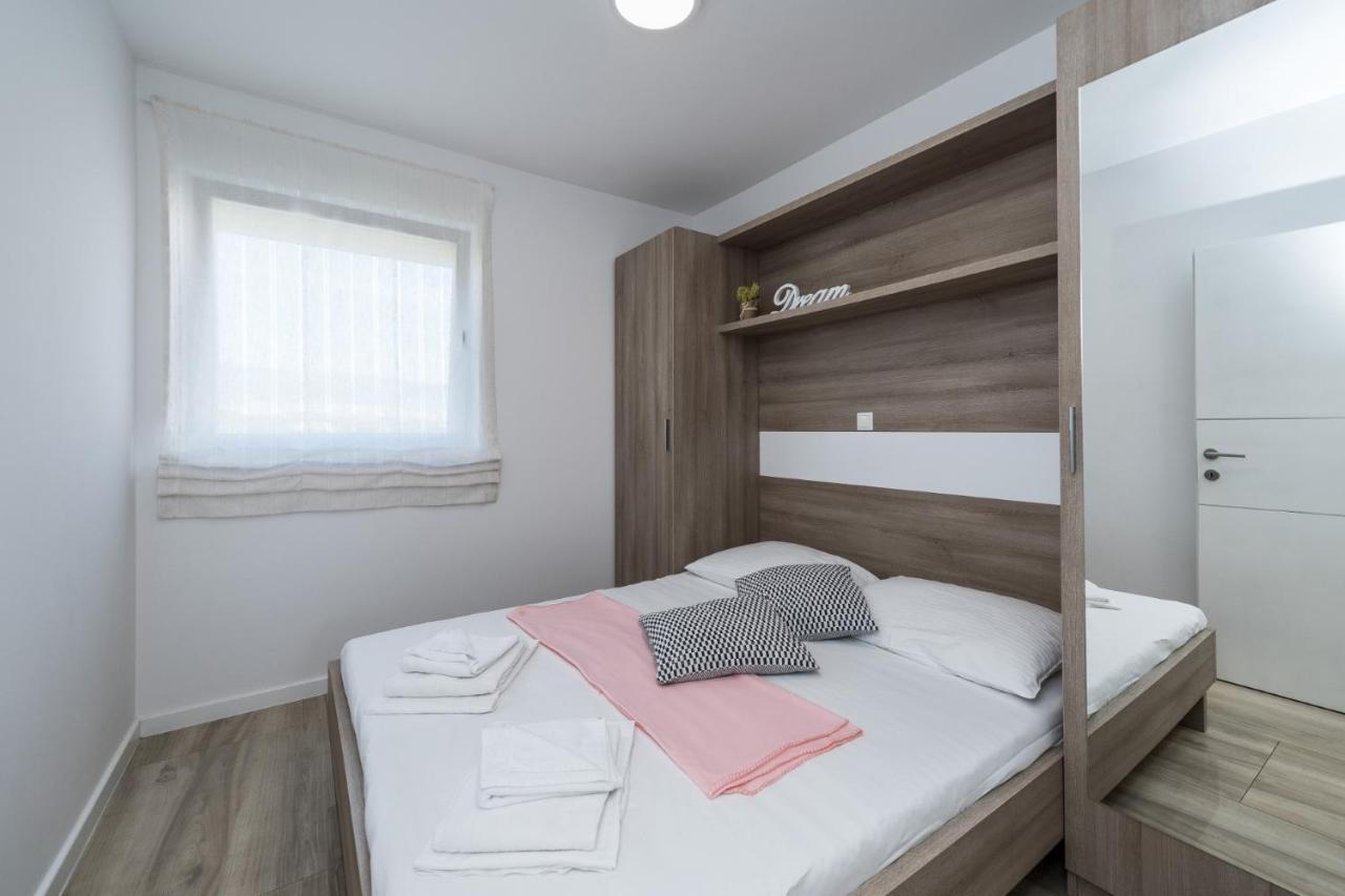 Apartments & Rooms Danivan Pool Villas B Novalja Ngoại thất bức ảnh